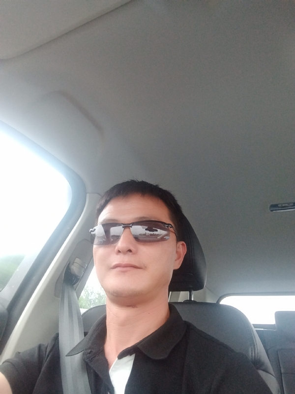 孤独的男人的第一张照片--咸阳相亲服务中心