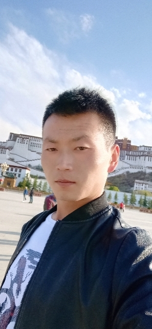 阳光下的小草的第二张照片--咸阳相亲服务中心