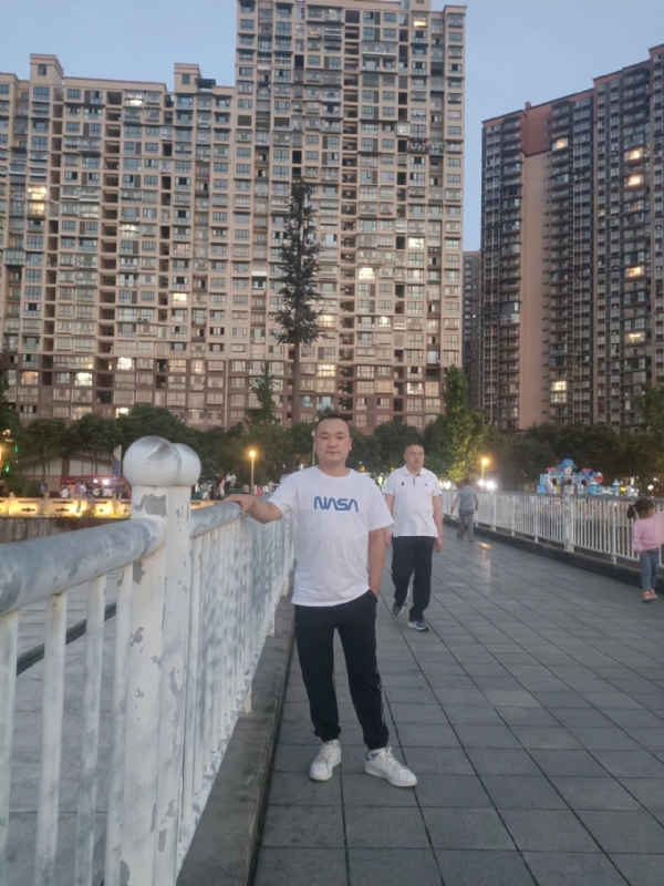 寂寞的男人的第一张照片--咸阳相亲服务中心