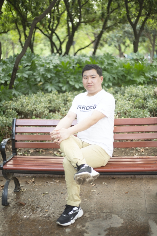 抱着鱼睡觉的猫的第一张照片--咸阳相亲服务中心