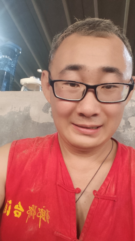 黑黑一笑的第二张照片--咸阳相亲服务中心