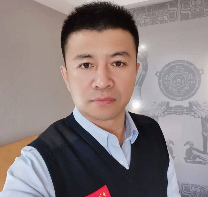 生在红旗下的第一张照片--咸阳相亲服务中心